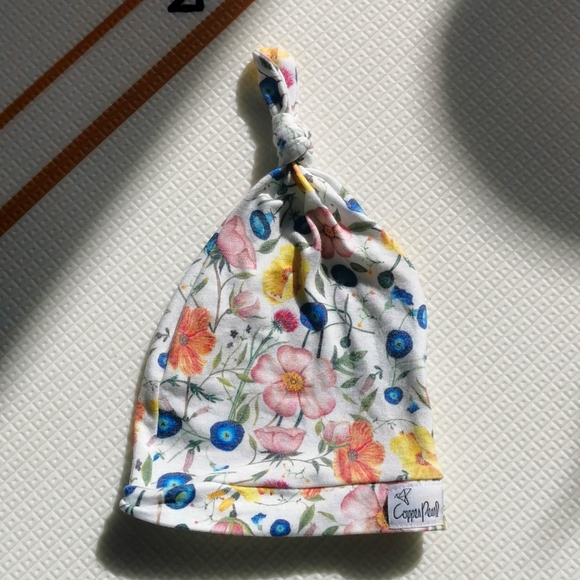 Copper pearl top knot baby hat - Picture 1 of 2